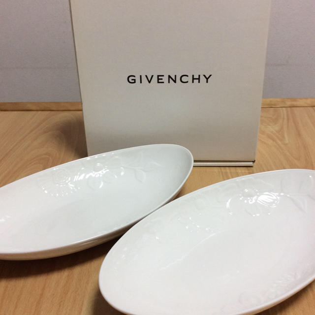 GIVENCHY(ジバンシィ)の新品 GIVENCHY ペアオーバルプレート×2 インテリア/住まい/日用品のキッチン/食器(食器)の商品写真