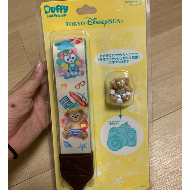 Disney(ディズニー)の【新品】ダッフィー　カメラストラップ エンタメ/ホビーのおもちゃ/ぬいぐるみ(キャラクターグッズ)の商品写真