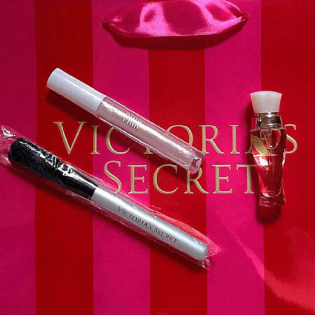 Victoria's Secret(ヴィクトリアズシークレット)の新品未使用 Victoria's Secret コスメ３点セット コスメ/美容の香水(香水(女性用))の商品写真