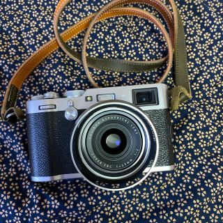 フジフイルム(富士フイルム)の【かつ様専用】X100F (レンズフード・レザーストラップその他付き)(コンパクトデジタルカメラ)