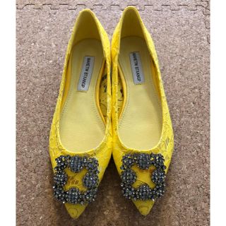 マノロブラニク(MANOLO BLAHNIK)の新品　ストーン付き　イエローレース　フラットパンプス(ハイヒール/パンプス)