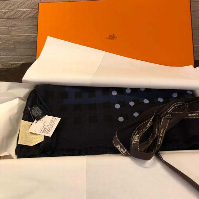 Hermes(エルメス)のしまうまさま　専用　　箱入り　エルメス　マフラー　紺×ドット メンズのファッション小物(マフラー)の商品写真