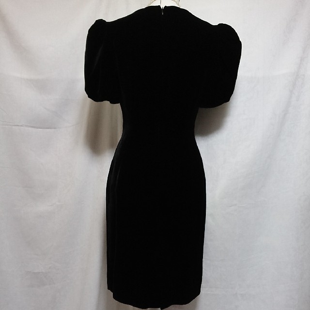 SOIR(ソワール)の美品 東京ソワール パフスリーブが可愛い黒の総ベルベット ワンピースドレス 9号 レディースのフォーマル/ドレス(ミディアムドレス)の商品写真
