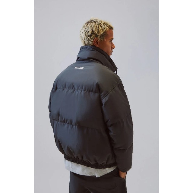 FEAR OF GOD(フィアオブゴッド)の[新品] FOG Essentials Puffer Jacket Lsize メンズのジャケット/アウター(その他)の商品写真