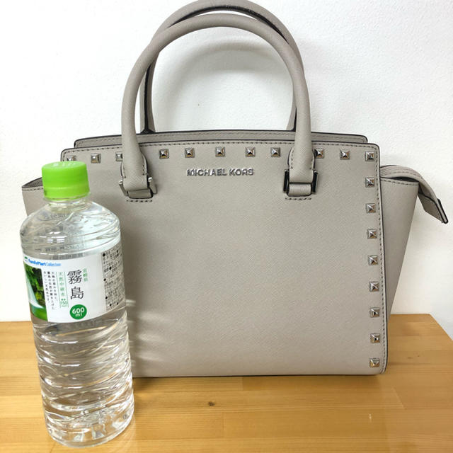 Michael Kors(マイケルコース)のマイケルコース　ハンドバッグ　スタッツ　ライトグレー レディースのバッグ(ハンドバッグ)の商品写真