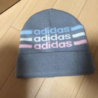 アディダス(adidas)のadidasのニット帽(ニット帽/ビーニー)