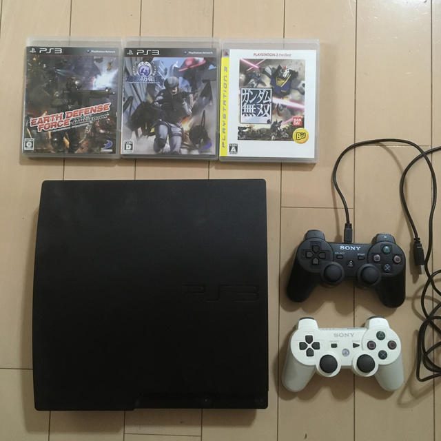 PS3本体、ソフト3本、コントローラー二個ジャンク、ケーブル類。