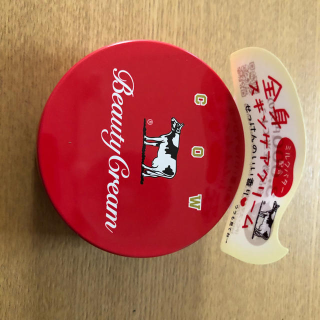 牛乳石鹸(ギュウニュウセッケン)の牛乳石鹸　cow 赤箱ビューティークリーム コスメ/美容のボディケア(ボディクリーム)の商品写真