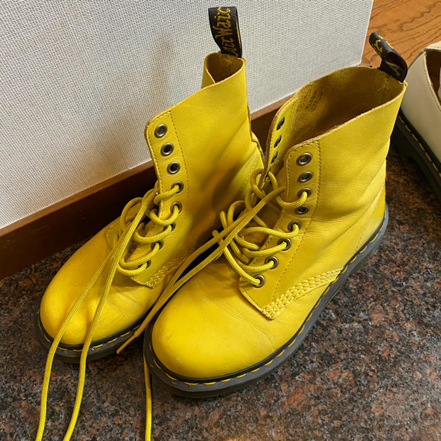 Dr.Martens(ドクターマーチン)のドクターマーチン　8ホール　イエロー レディースの靴/シューズ(ブーツ)の商品写真