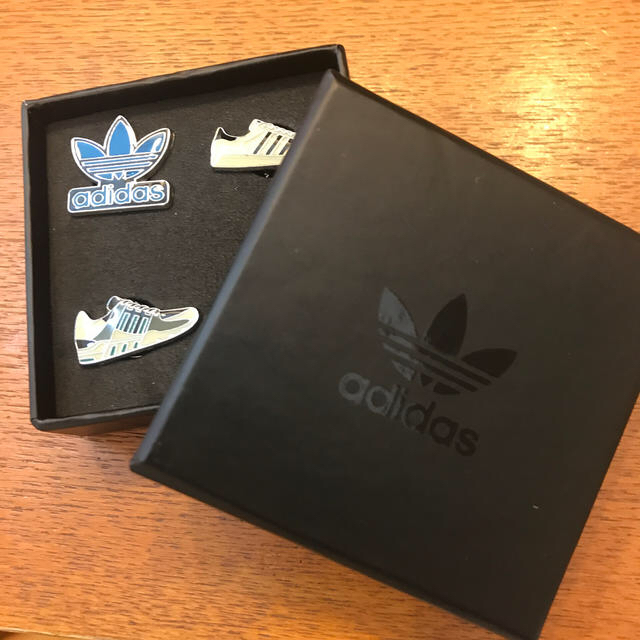 adidas(アディダス)の【新品未使用】お値下げ！アディダス ピンバッチ エンタメ/ホビーのアニメグッズ(バッジ/ピンバッジ)の商品写真