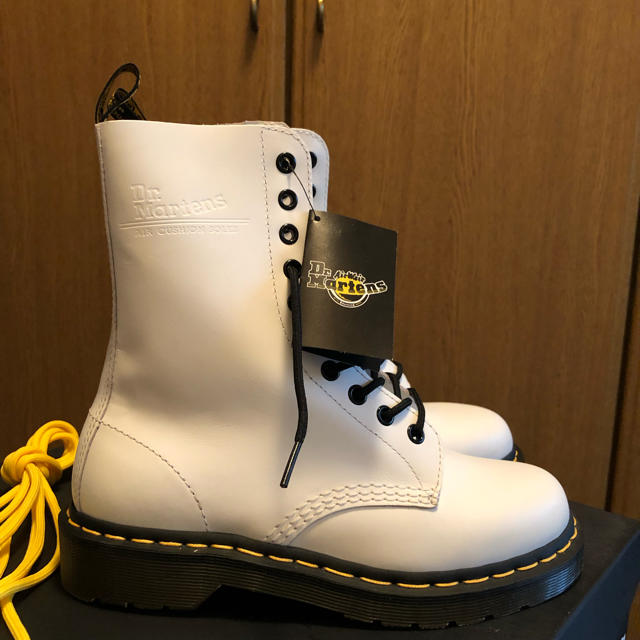 Dr.Martens(ドクターマーチン)の新品ホワイトマーチン10ホール レディースの靴/シューズ(ブーツ)の商品写真