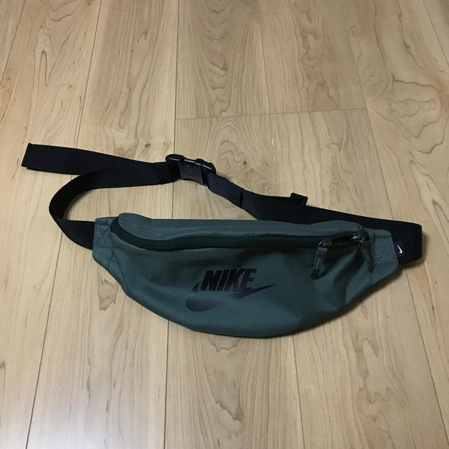 NIKE(ナイキ)のNIKE ウエストポーチ レディースのバッグ(ボディバッグ/ウエストポーチ)の商品写真