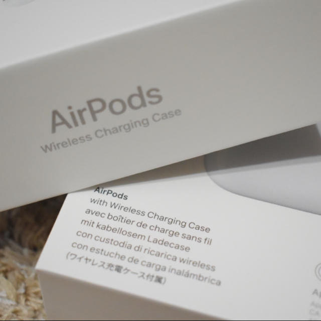 AirPods with Wireless Charging Case