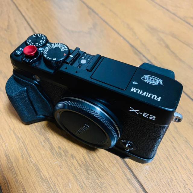 富士フイルム(フジフイルム)の美品 FUJIFILM x-e2 純正グリップ付き スマホ/家電/カメラのカメラ(ミラーレス一眼)の商品写真