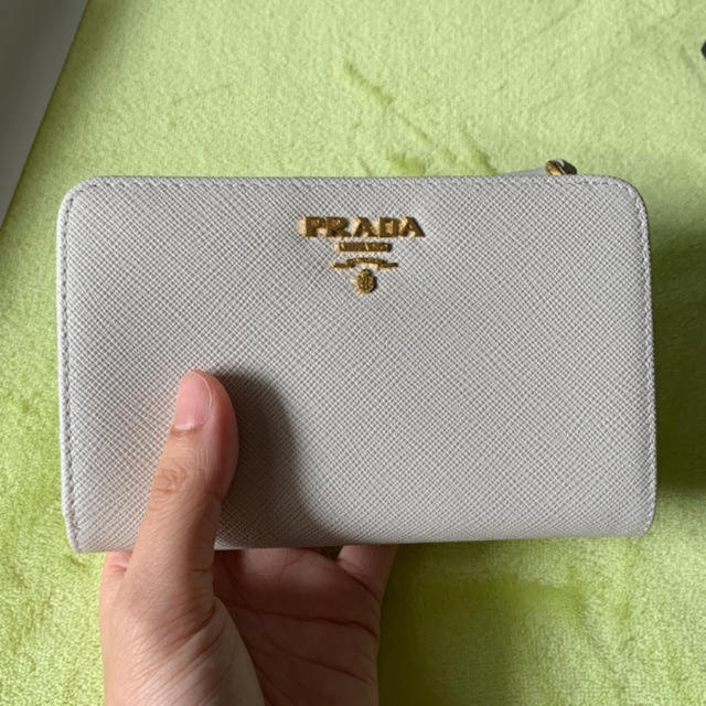 PRADA(プラダ)の未使用品！PRADA 折財布 レディースのファッション小物(財布)の商品写真