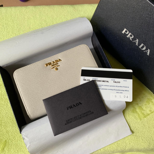 PRADA(プラダ)の未使用品！PRADA 折財布 レディースのファッション小物(財布)の商品写真