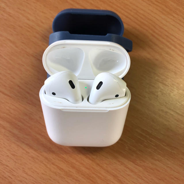 Apple(アップル)のairpods  スマホ/家電/カメラのオーディオ機器(ヘッドフォン/イヤフォン)の商品写真