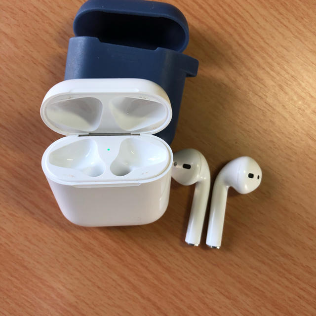 Apple(アップル)のairpods  スマホ/家電/カメラのオーディオ機器(ヘッドフォン/イヤフォン)の商品写真