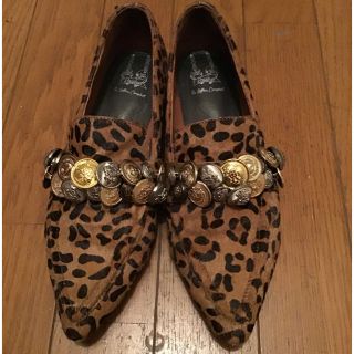 ジェフリーキャンベル(JEFFREY CAMPBELL)のジェフリーキャンベル ボタンつきレオパードシューズ(ローファー/革靴)