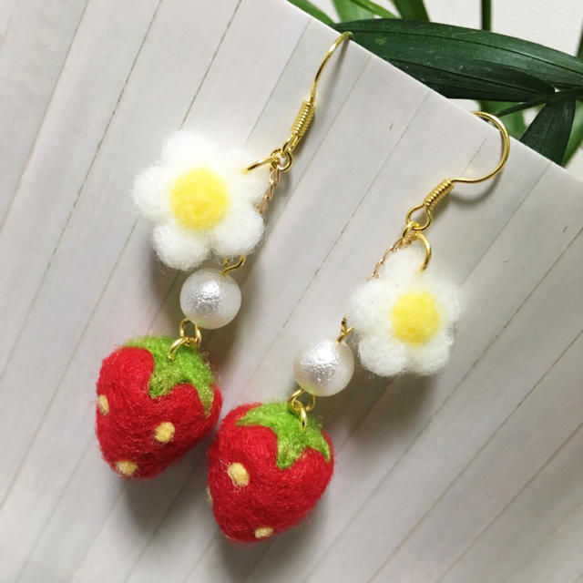 いちごピアス♡羊毛フェルト☆金具変更あり。の通販 by 羊の手仕事屋