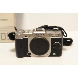 ペンタックス(PENTAX)のPENTAX Q7 ダブルズームキット & 01＋05 合計４本シルバーバッグ付(ミラーレス一眼)