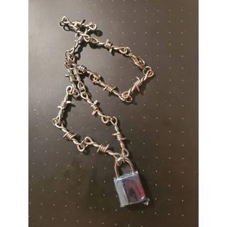 アンダーカバー(UNDERCOVER)のBarbed wire & padlock necklace(ネックレス)