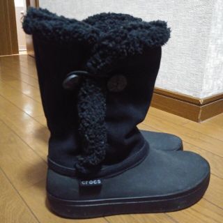 クロックス(crocs)の美品　クロックス　ボアブーツ　ブラック　黒　25センチ　(ブーツ)