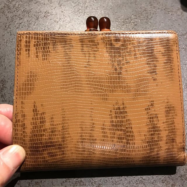INTERPLANET(インタープラネット)の[美品]革型押し　二つ折財布 レディースのファッション小物(財布)の商品写真