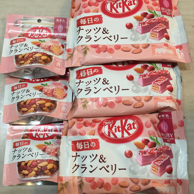 Nestle(ネスレ)のネスレキットカット  毎日のナッツ&クランベリー お買い得セット 食品/飲料/酒の食品(菓子/デザート)の商品写真