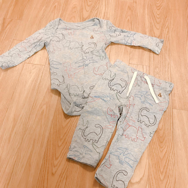 GAP Kids(ギャップキッズ)の＊GAPダイナソー柄セットアップ＊80サイズ キッズ/ベビー/マタニティのベビー服(~85cm)(ロンパース)の商品写真