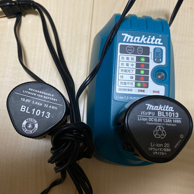 Makita(マキタ)のTake様専用　マキタ バッテリー チャージャー、バッテリー2つ スマホ/家電/カメラのスマートフォン/携帯電話(バッテリー/充電器)の商品写真