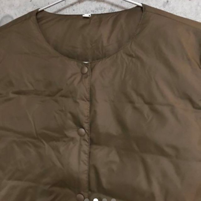 MUJI (無印良品)(ムジルシリョウヒン)の無印良品　MUJI　オーストラリアダウンポケッタブルノーカラーブルゾン　ブラウン レディースのジャケット/アウター(ダウンジャケット)の商品写真