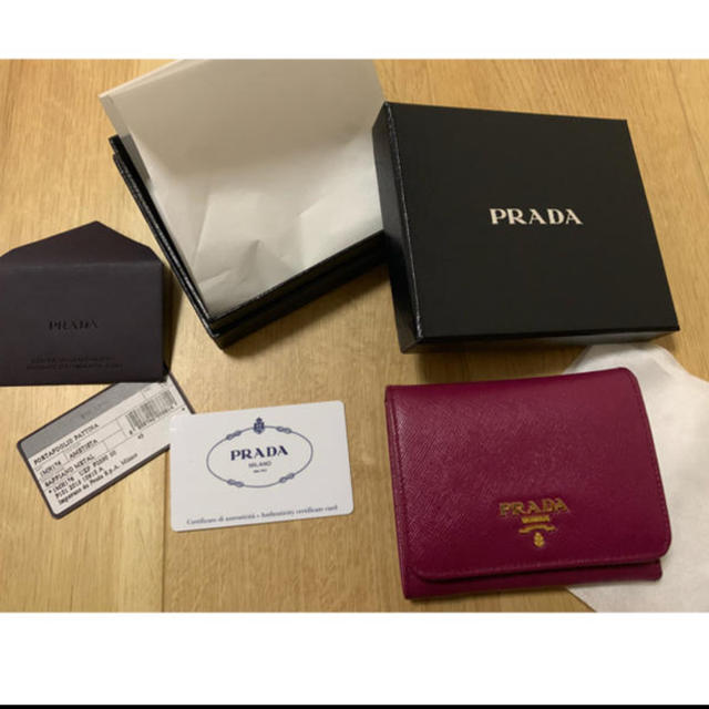 PRADA3つ折り財布