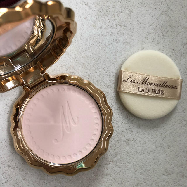 Les Merveilleuses LADUREE(レメルヴェイユーズラデュレ)のレ・メルヴェイユーズ ラデュレ 貝殻 シェル　ケース　プレストパウダー コスメ/美容のベースメイク/化粧品(フェイスパウダー)の商品写真