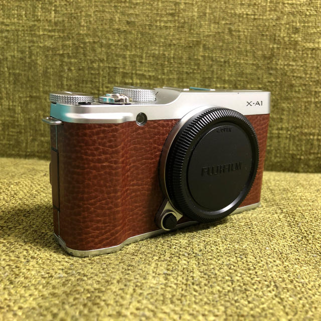 富士フイルム(フジフイルム)のFUJIFILM X-A1ボディ(おまけ付き) スマホ/家電/カメラのカメラ(ミラーレス一眼)の商品写真