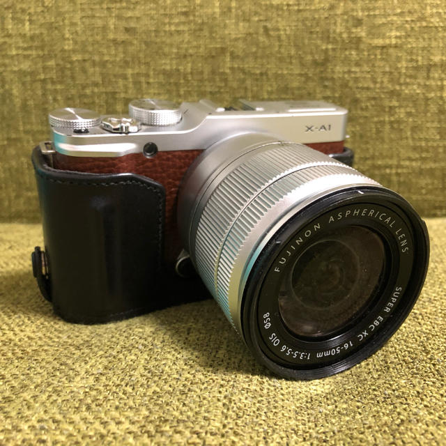 富士フイルム(フジフイルム)のFUJIFILM X-A1ボディ(おまけ付き) スマホ/家電/カメラのカメラ(ミラーレス一眼)の商品写真