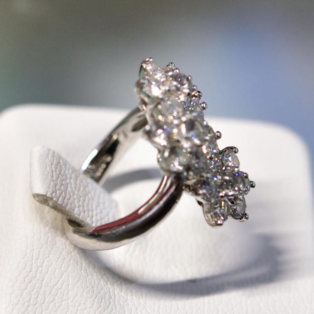 売却済み1.8ct ダイヤ　フラワーリング　pt900   レディースのアクセサリー(リング(指輪))の商品写真