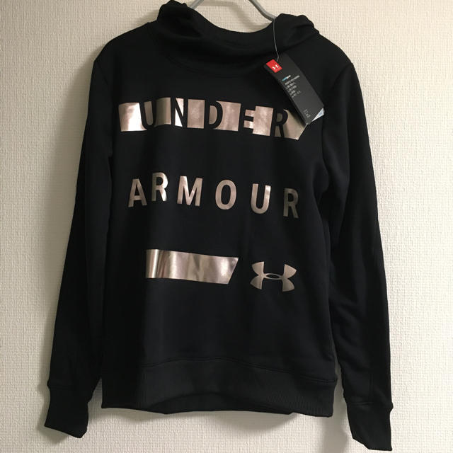 UNDER ARMOUR(アンダーアーマー)の新品タグ付き　アンダーアーマー　裏起毛パーカーフード　レディース黒ゴールド　SM レディースのトップス(パーカー)の商品写真