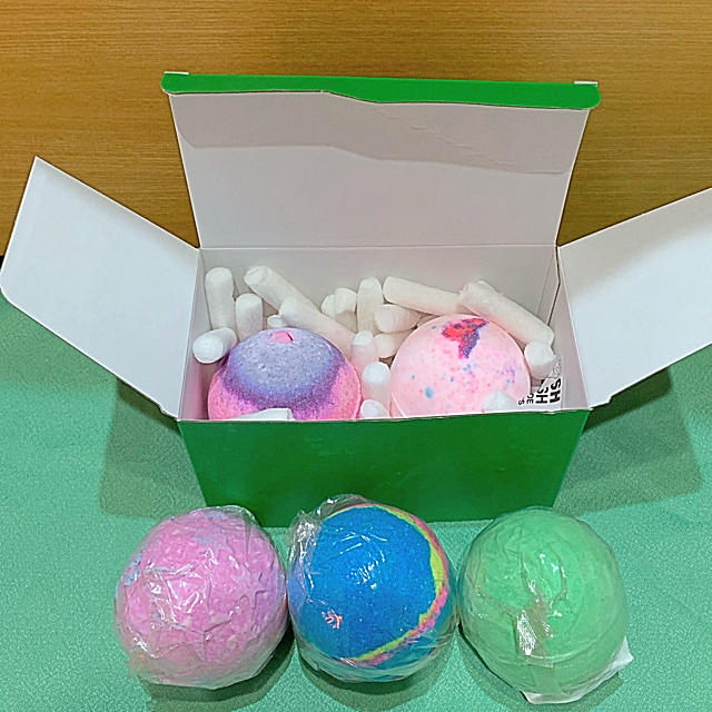 Lush ラッシュ Lush 入浴剤 ギフト用 プレゼント ハンカチ付き バス用品の通販 By もも S Shop ラッシュならラクマ Lush ラッシュ Lush 入浴剤 ギフト用 プレゼント ハンカチ付き バス用品の通販 By もも S Shop ラッシュならラクマ