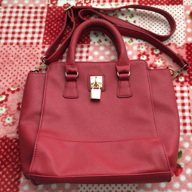 ハンドバッグ ショルダー付き 赤 レッド レディースのバッグ(ショルダーバッグ)の商品写真