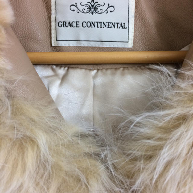 GRACE CONTINENTAL(グレースコンチネンタル)のグレースコンチネンタル ファーコート 毛皮 フード付き ベージュ size36 レディースのジャケット/アウター(毛皮/ファーコート)の商品写真
