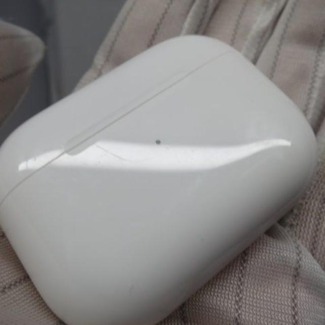 ケース傷 AirPods Pro 動作OK スマホ/家電/カメラのオーディオ機器(ヘッドフォン/イヤフォン)の商品写真