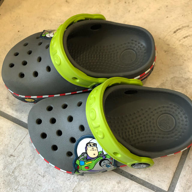 crocs(クロックス)の光るクロックス　バズ・ライトイヤー キッズ/ベビー/マタニティのキッズ靴/シューズ(15cm~)(スニーカー)の商品写真