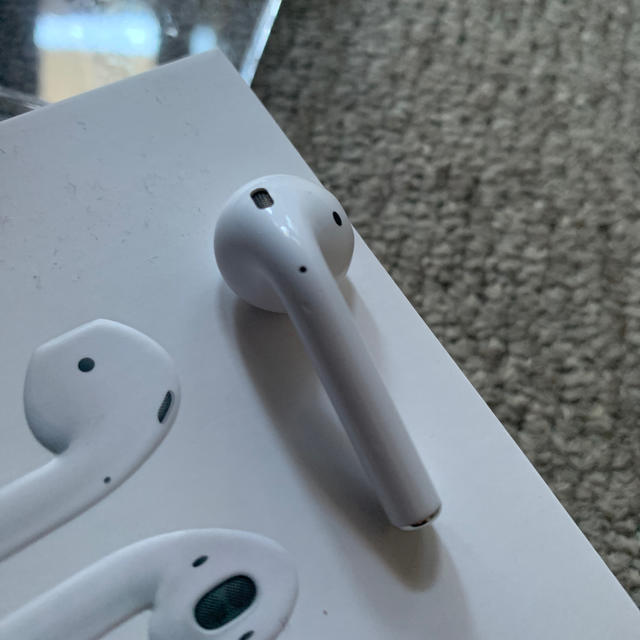 Apple(アップル)のAirPods 第二世代　中古美品 スマホ/家電/カメラのオーディオ機器(ヘッドフォン/イヤフォン)の商品写真