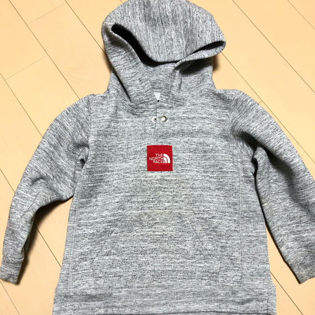 THE NORTH FACE(ザノースフェイス)の激カワ　レア　赤マルさま専用タグ刺繍　ノースフェイス　110 キッズ　パーカー キッズ/ベビー/マタニティのキッズ服男の子用(90cm~)(ジャケット/上着)の商品写真