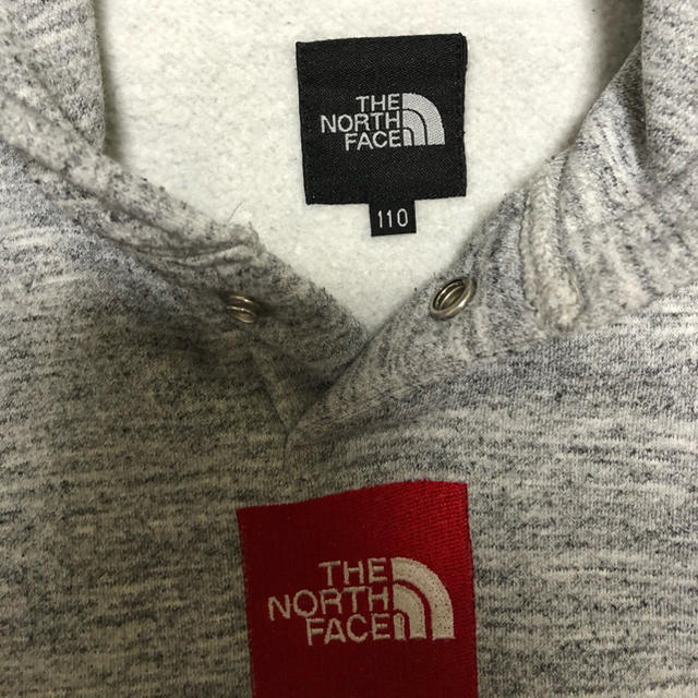 THE NORTH FACE(ザノースフェイス)の激カワ　レア　赤マルさま専用タグ刺繍　ノースフェイス　110 キッズ　パーカー キッズ/ベビー/マタニティのキッズ服男の子用(90cm~)(ジャケット/上着)の商品写真