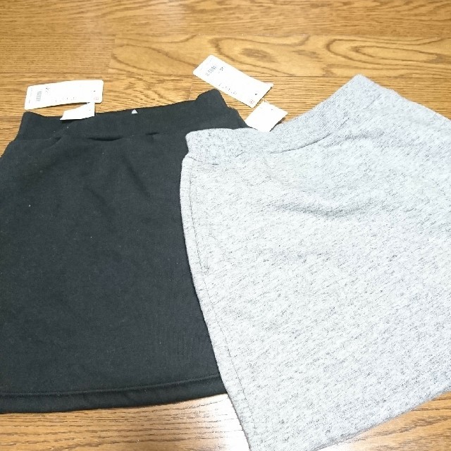 UNIQLO(ユニクロ)の【新品２着】ユニクロ ボアスウェットスカート BlackとGray キッズ120 キッズ/ベビー/マタニティのキッズ服女の子用(90cm~)(スカート)の商品写真