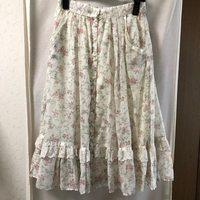 GUNNE SAX(ガニーサックス)のGUNNESAX  バラ柄スカート レディースのスカート(ひざ丈スカート)の商品写真