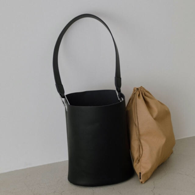 Shel'tter ORIGINAL(シェルターオリジナル)のRIM.ARK  Leather bucket bag  新品未使用 レディースのバッグ(ショルダーバッグ)の商品写真