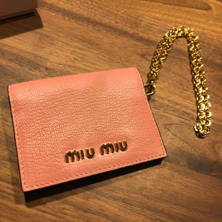 ミュウミュウ(miumiu)のmiumiu チェーン付きパスケース(名刺入れ/定期入れ)